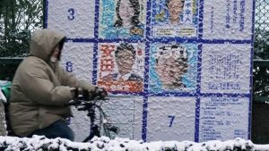 Jepang Gelar Pemilu Kilat, Warga Antusias Datangi TPS Meski Hujan Salju