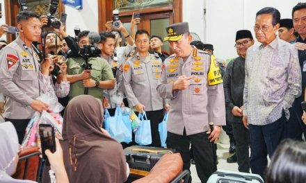 Kapolri Pantau Mudik Di Stasiun Tugu Yogya: Sapa Penumpang, Bagikan Bingkisan