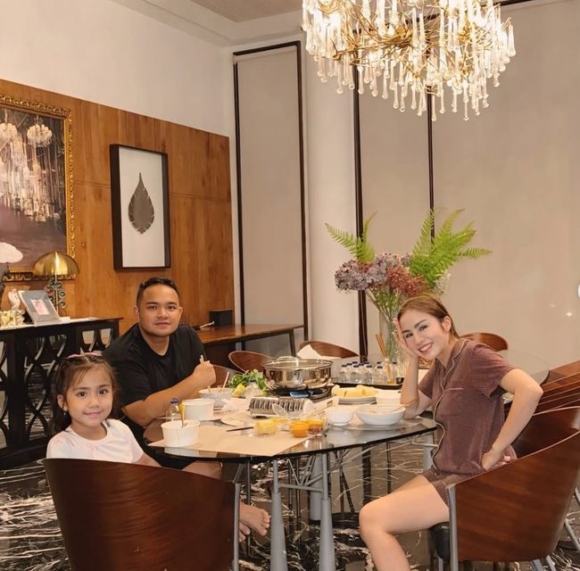 Momo Geisha Rayakan Anniversary Pernikahan Dengan Gaya Santai, Dinner Pakai Piyama