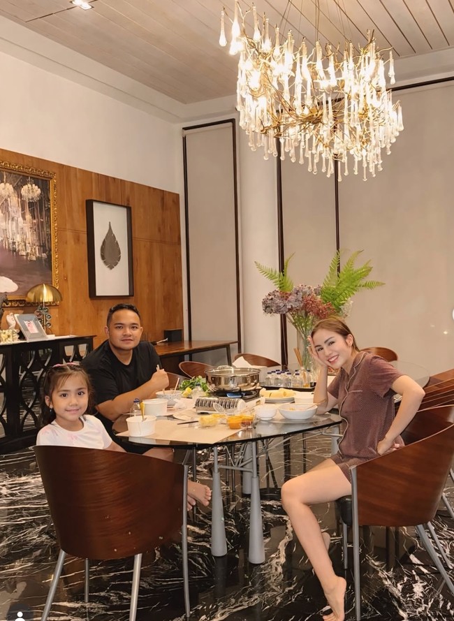 Momo Geisha Rayakan Anniversary Pernikahan Dengan Gaya Santai, Dinner Pakai Piyama