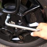 Trik Ampuh Membuka Baut Roda Mobil Bekas Dengan Mudah