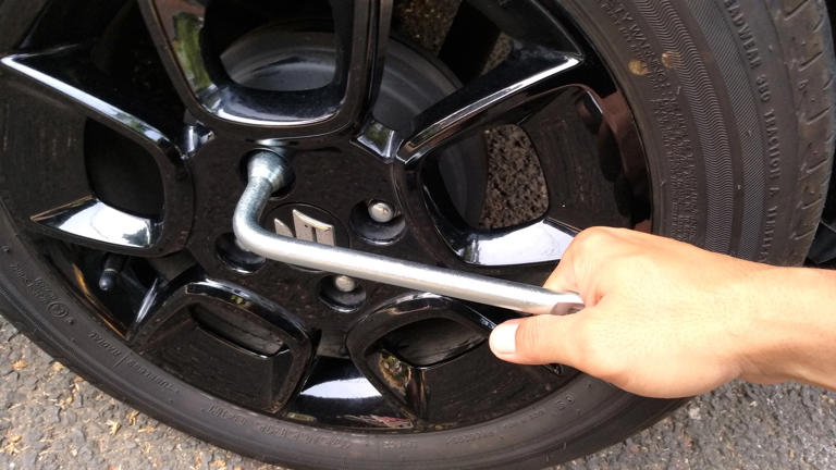 Trik Ampuh Membuka Baut Roda Mobil Bekas Dengan Mudah