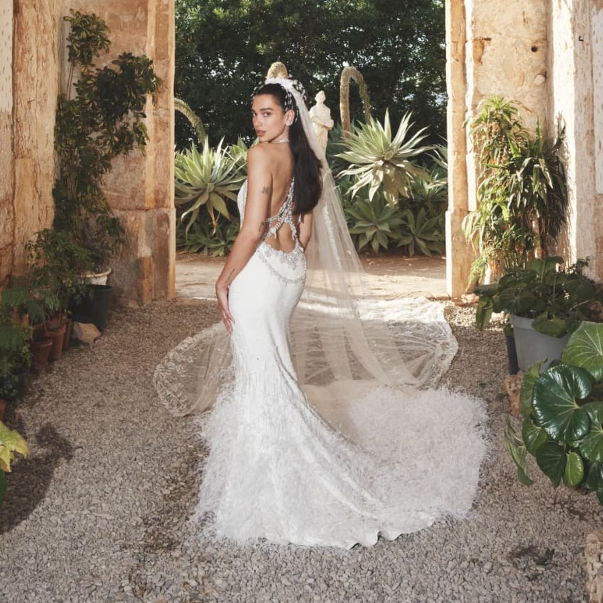 Elegan Dan Berkelas, Detail Gaun Pengantin Dua Lipa Dari Chanel