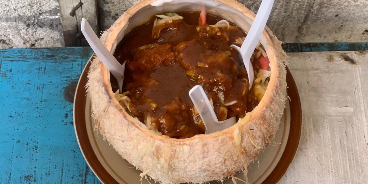 Rujak Amerika Di Semarang Unik, Di Sajikan Pakai Batok Kelapa