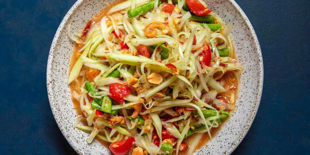 Bukan Salad Biasa! Somtam Punya Sensasi Pedas Asam