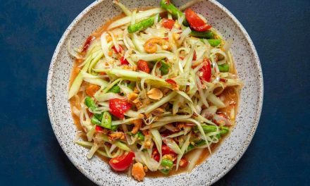 Bukan Salad Biasa! Somtam Punya Sensasi Pedas Asam