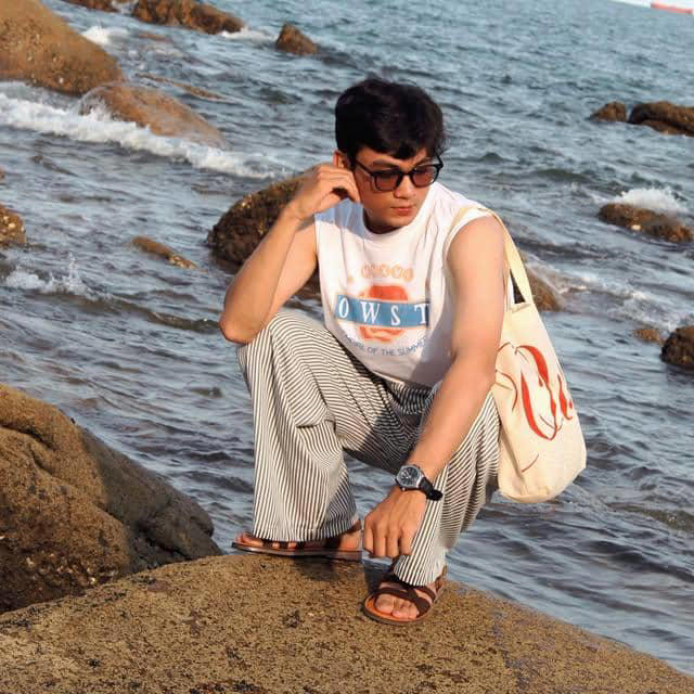 Eye Catching! Inspirasi Outfit Ke Pantai Ala Vo Khanh Hung